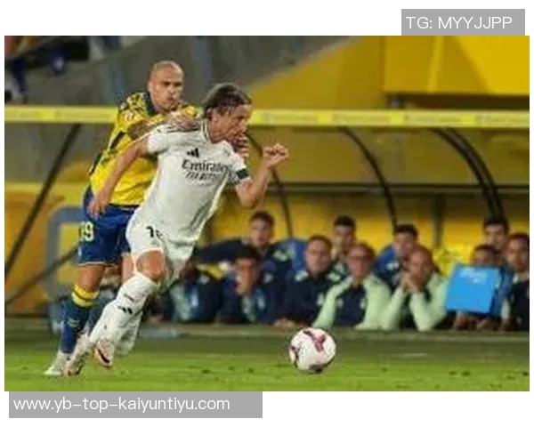 佩德里拼抢维尼修斯球衣遭黄牌皇马反击精彩瞬间回顾